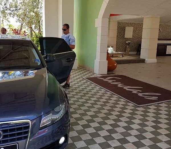 International Airport (UVF) Luxury Transfers to All Sandals Resorts (Roundtrip)